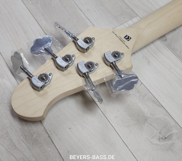 Lakland Skyline 55-02C Custom, White Pearl Gloss