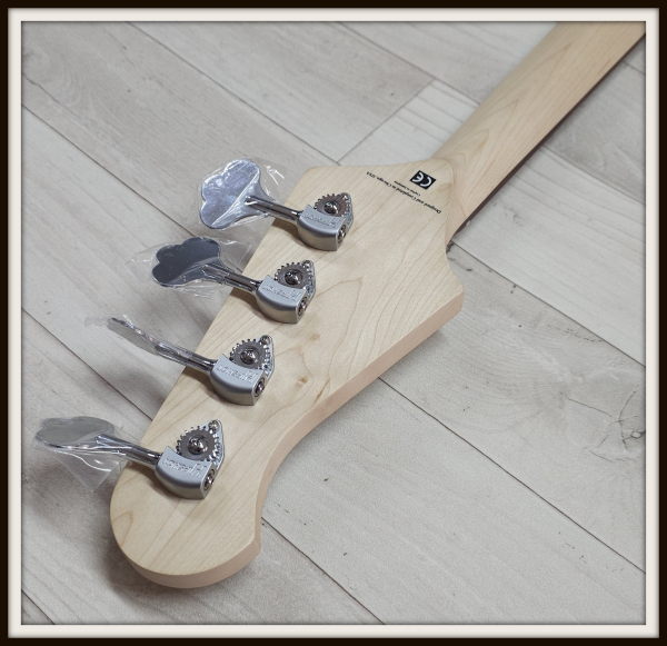Lakland Skyline 44-64C Custom, White Gloss