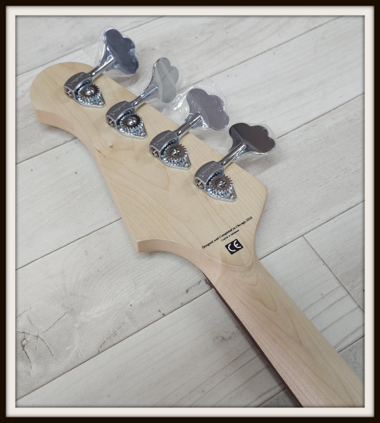 Lakland Skyline 44-64C Custom, White Gloss