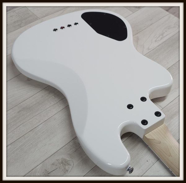 Lakland Skyline Decade, White Gloss