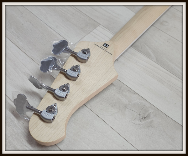 Lakland Skyline Decade, White Gloss
