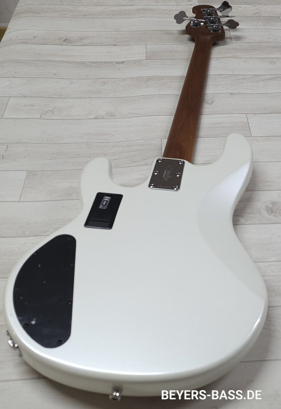 Sterling by Music Man StingRay Ray34 HH, Pearl White, B-Ware