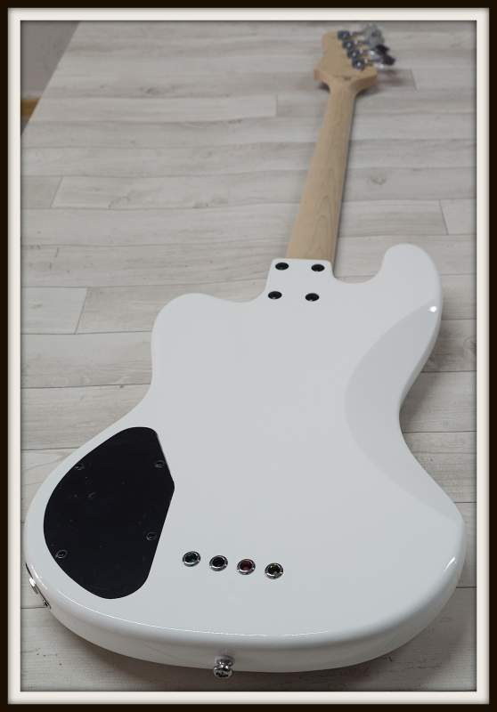 Lakland Skyline Decade, White Gloss
