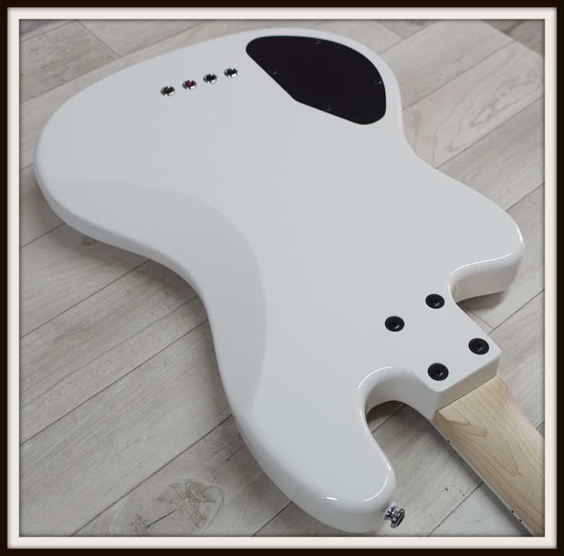 Lakland Skyline Decade, White Gloss