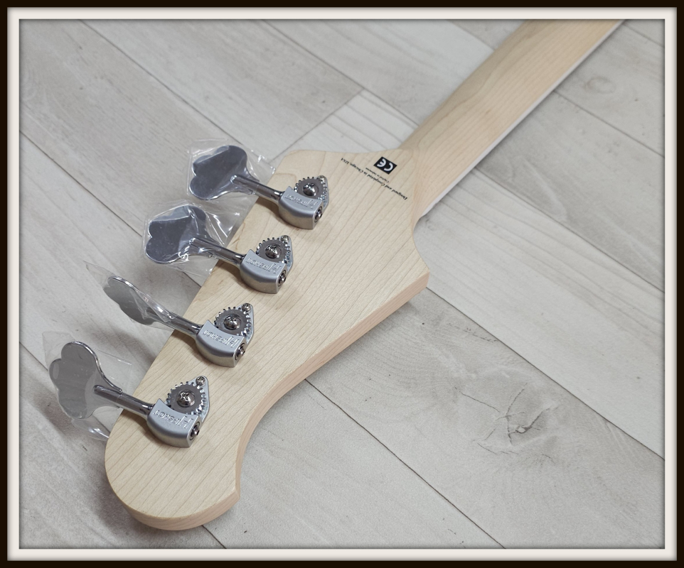 Lakland Skyline Decade, White Gloss