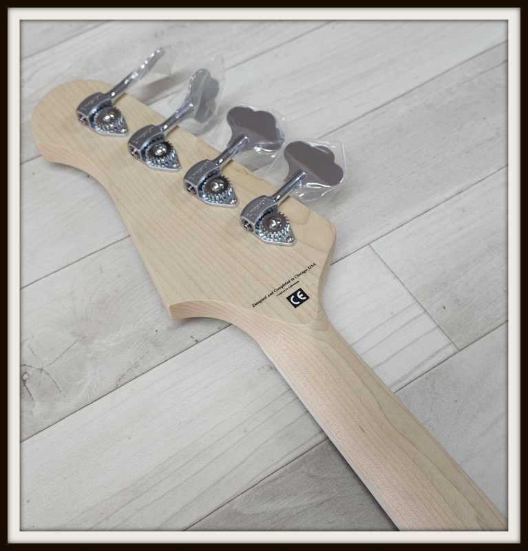 Lakland Skyline Decade, White Gloss